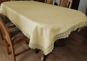 207 Obrus z gipiurą 150 x 220 cm 